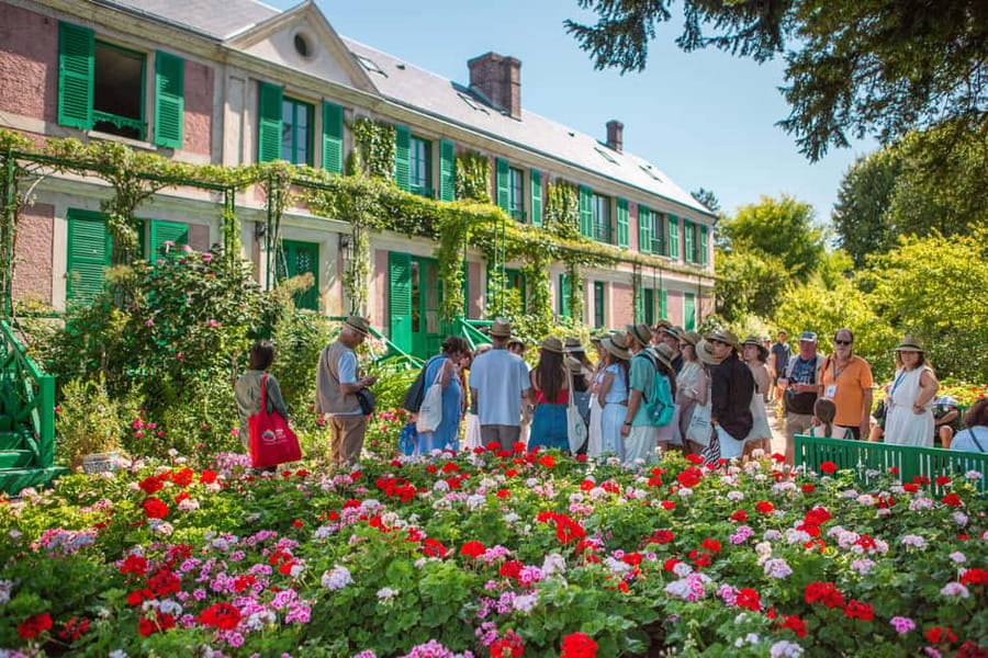 From Paris: Day Trip to Giverny & Versailles with Lunch - Entering the Palace of Versailles