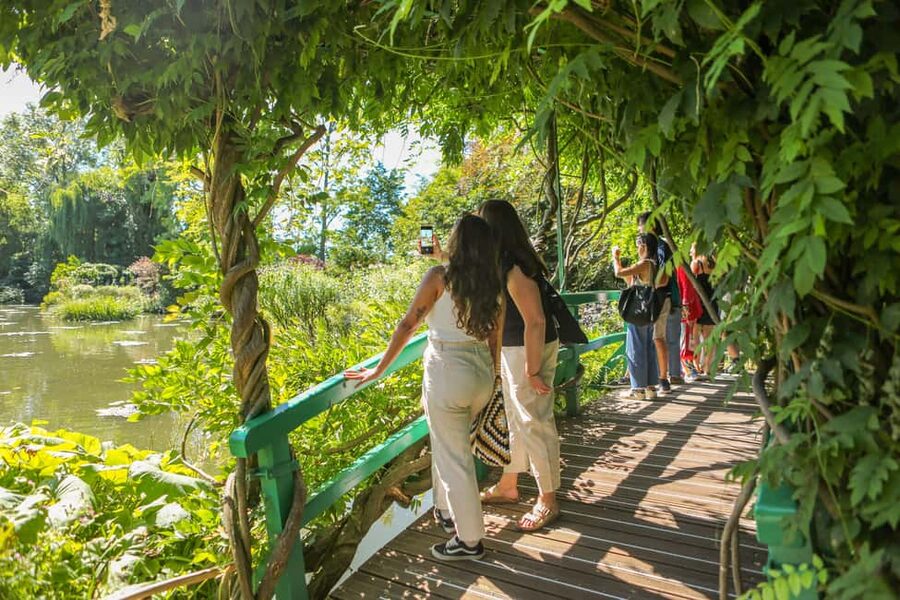 From Paris: Day Trip to Giverny & Versailles with Lunch - Transport, group rhythm, and physical effort