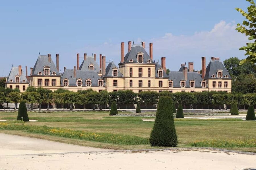 From Paris: Half-Day Tour to Fontainebleau Castle & Barbizon - Two hours inside Fontainebleau Castle