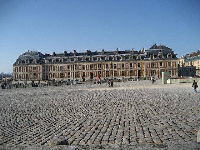 From Paris: Versailles Guided Tour by Deluxe Minibus - Why a guide helps inside Versailles