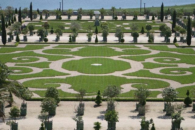From Paris: Versailles Guided Tour by Deluxe Minibus - What makes the gardens worth your time