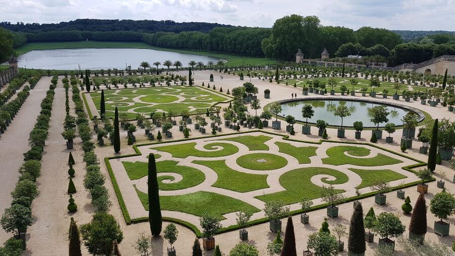 From Paris: Versailles Palace and Gardens Guided Experience - Two hours among fountains, statues, and royal symbolism