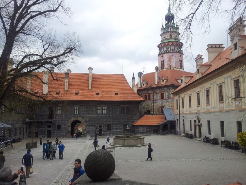 From Prague: Full-Day Český Krumlov Tour with Lunch - Lunch and the seasonal difference