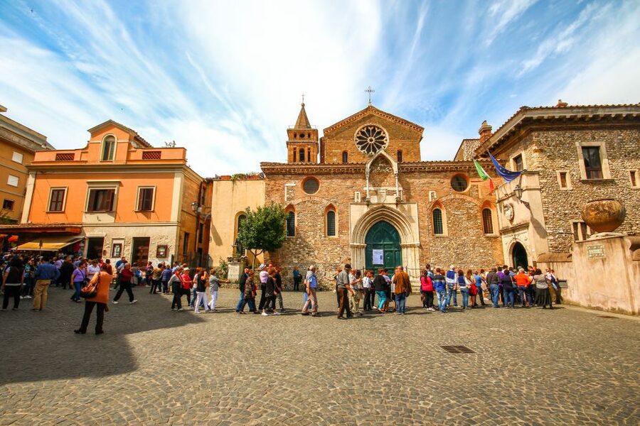 From Rome: Hadrian's Villa & Villa d'Este Day Trip & Lunch - The guides are a major part of the value