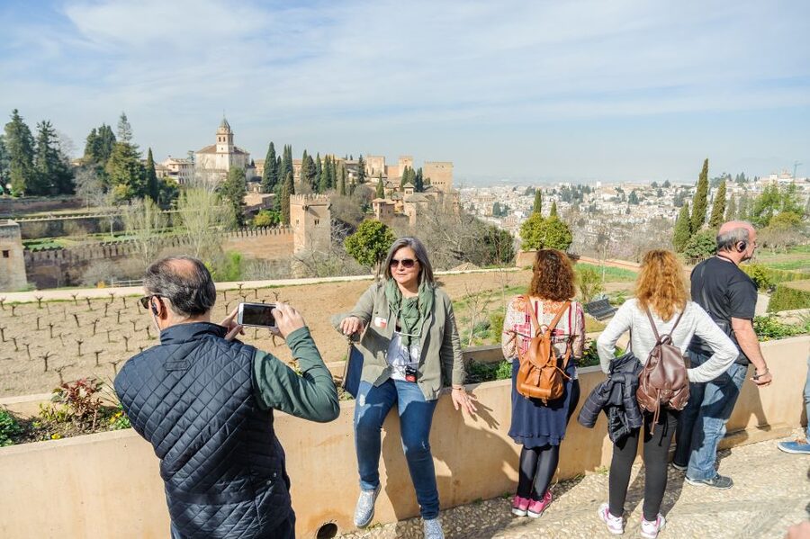 From Seville: Granada Day Trip Alhambra and Albaycin - Why a live guide helps here