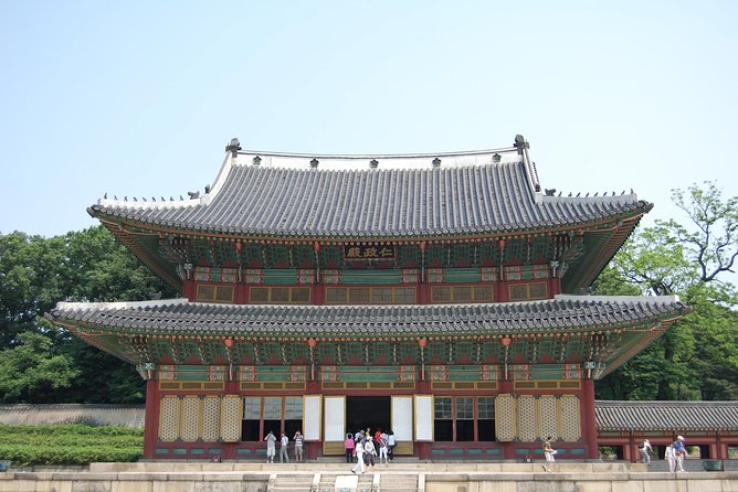 Full-Day Palace Tour in Seoul - The ginseng center: useful context and a sales stop