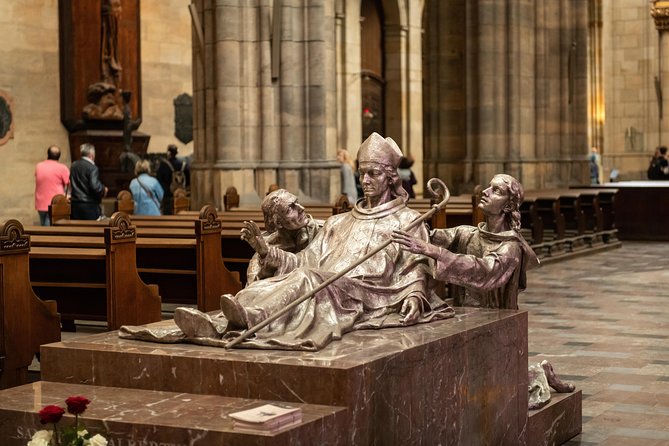 Full-Day Prague Tour with Prague Castle, Lunch and Vltava Cruise - How much walking should you expect?