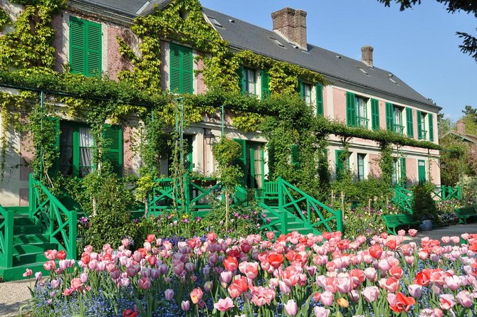 Giverny's House & Gardens plus Versailles Palace Day Trip with Lunch from Paris - Versailles with a guide who keeps the story moving