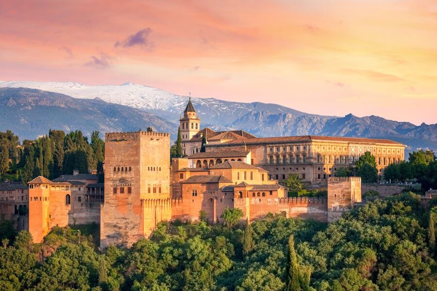 Granada: 3-Hour Alhambra and Generalife Gardens Guided Tour - Why the Alhambra needs a guide
