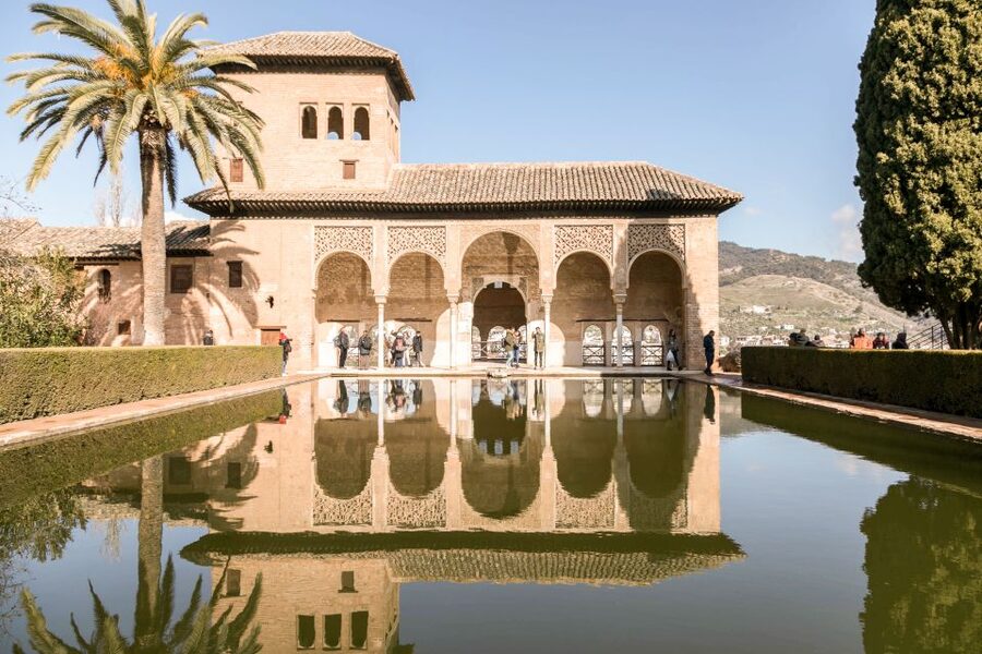Granada: 3-Hour Alhambra and Generalife Gardens Guided Tour - Generalife Gardens and the outdoor route