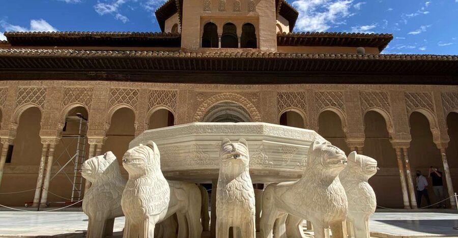 Granada: Alhambra, Alcazaba, and Generalife Private Tour - Why the Alhambra Needs a Guide