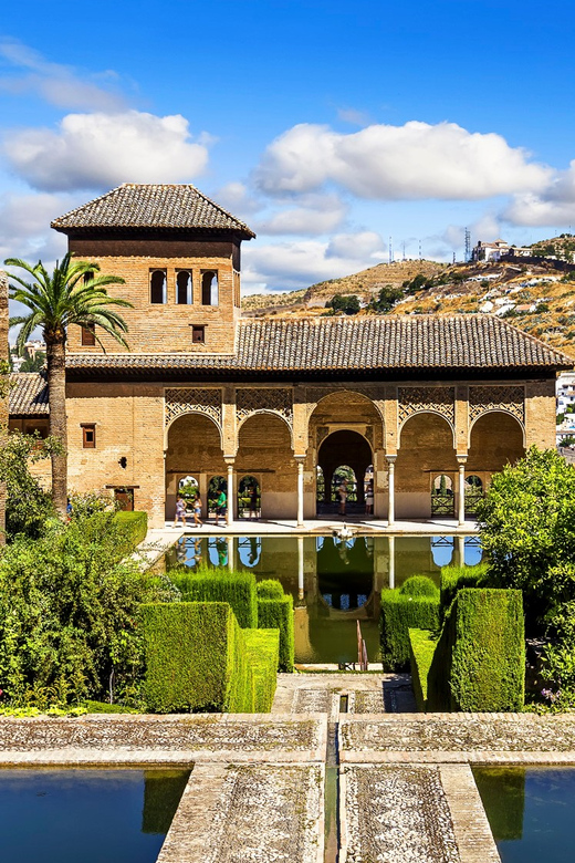 Granada: Alhambra and Albaicín Small Group Tour - The break between visits