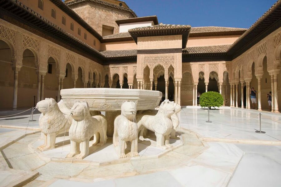 Granada: Alhambra and Albaicín Small Group Tour - Generalife gardens, 45 minutes of water and shade