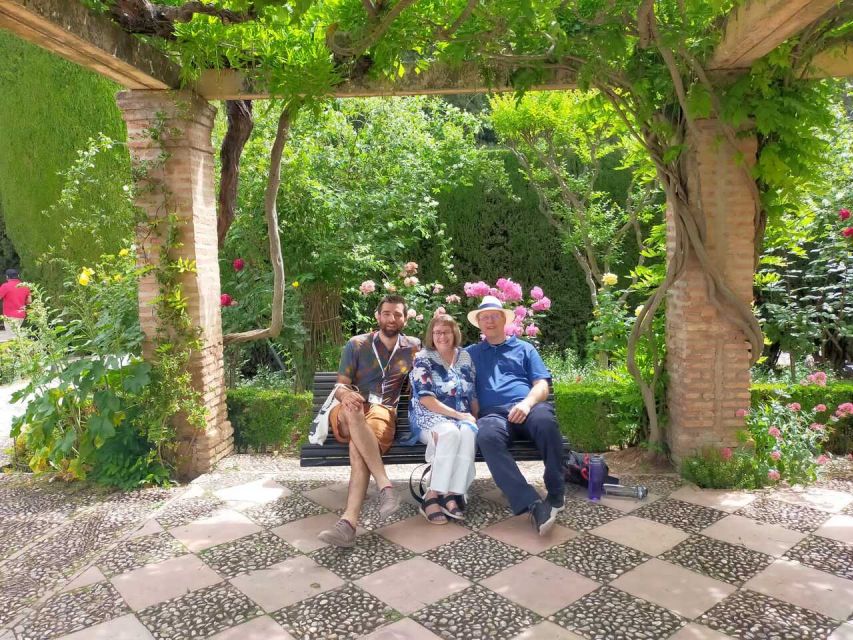 Granada: Alhambra and City Private Tour - Key points at a glance