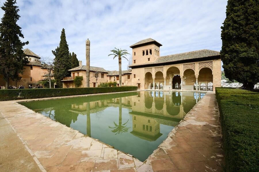 Granada: Alhambra and Generalife Garden Ticket & Guided Tour - Generalife Gardens: the tour’s most relaxed hour