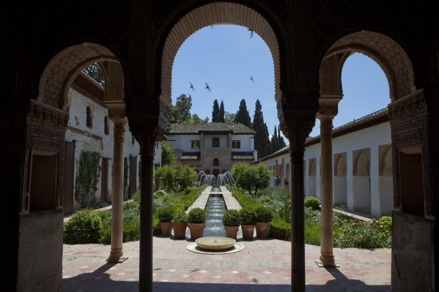 Granada Alhambra and Generalife Gardens Experience Tour - Seeing Charles V’s Renaissance palace