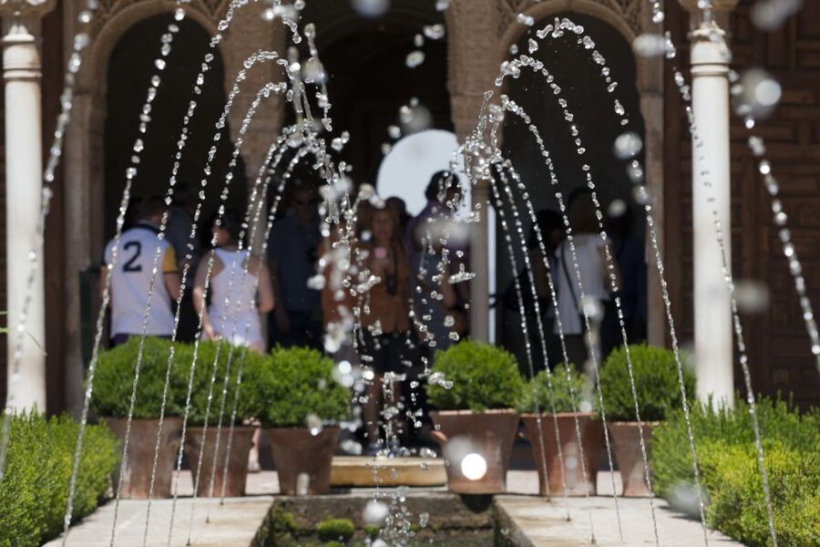 Granada Alhambra and Generalife Gardens Experience Tour - Live guide or audio guide?
