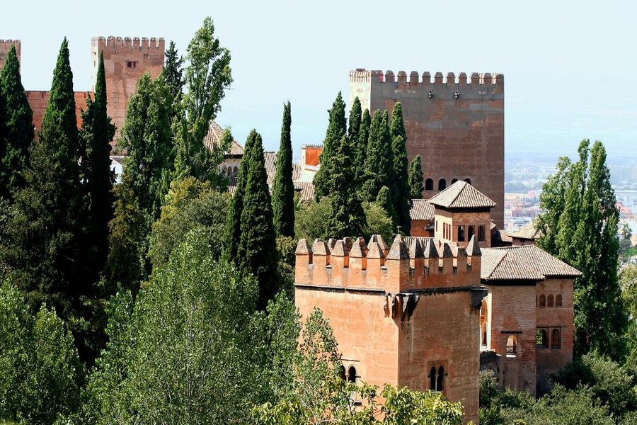 Granada: Alhambra and Generalife Gardens Guided Tour - Why the guides receive such strong praise