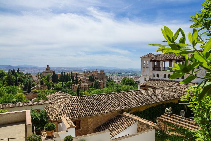 Granada: Alhambra and Generalife Gardens Guided Tour - Walking time, accessibility, and who will enjoy it