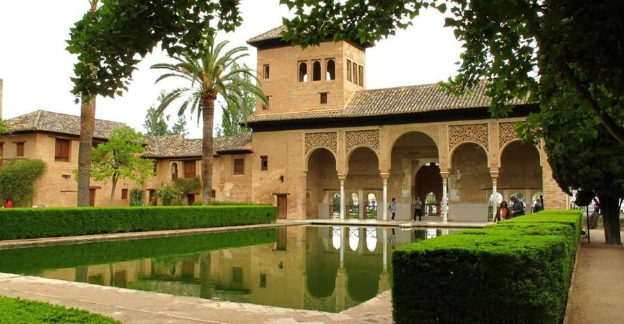 Granada: Alhambra and Generalife Gardens Guided Tour - Finding the guide at the Alhambra entrance