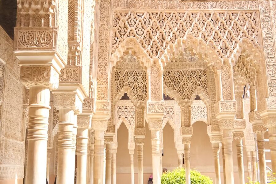 Granada: Alhambra and Generalife Private Fast-Track Tour - Why the Alhambra works best with a guide