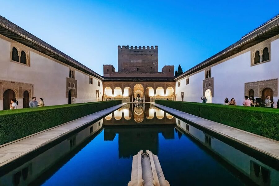 Granada: Alhambra and Nasrid Palaces Guided Tour at Night - Why the Alhambra works so well after dark