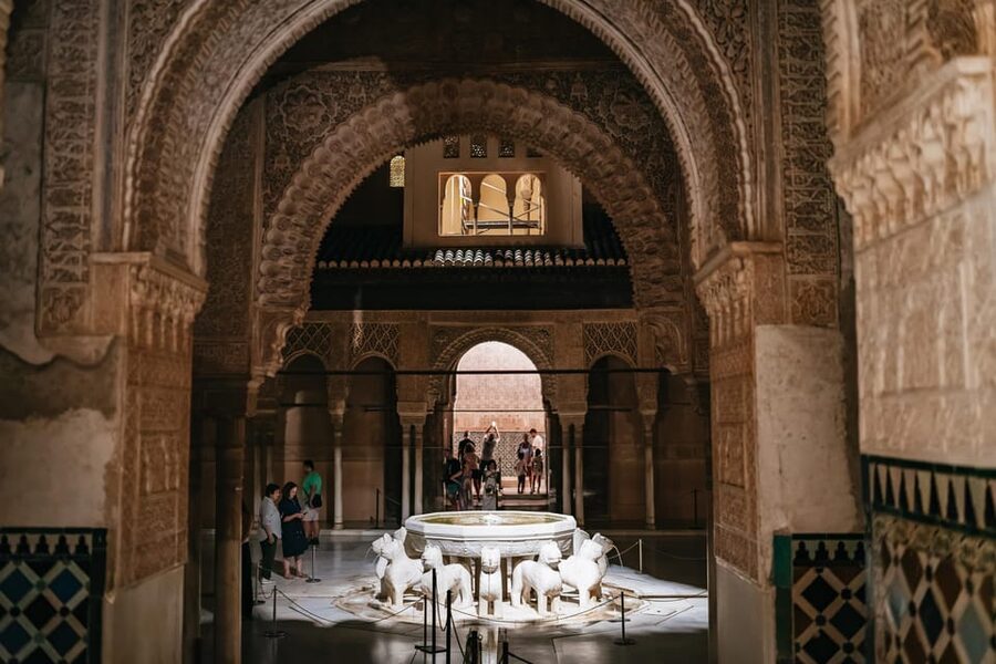 Granada: Alhambra and Nasrid Palaces Guided Tour at Night - A focused tour, not the complete Alhambra