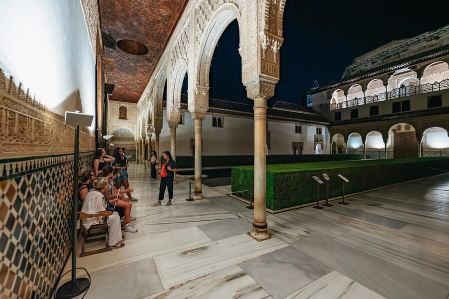 Granada: Alhambra and Nasrid Palaces Guided Tour at Night - Practical details that can make or break the visit