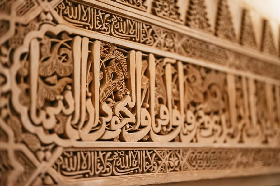 Granada: Alhambra and Nasrid Palaces Guided Tour at Night - Who should choose this night tour?