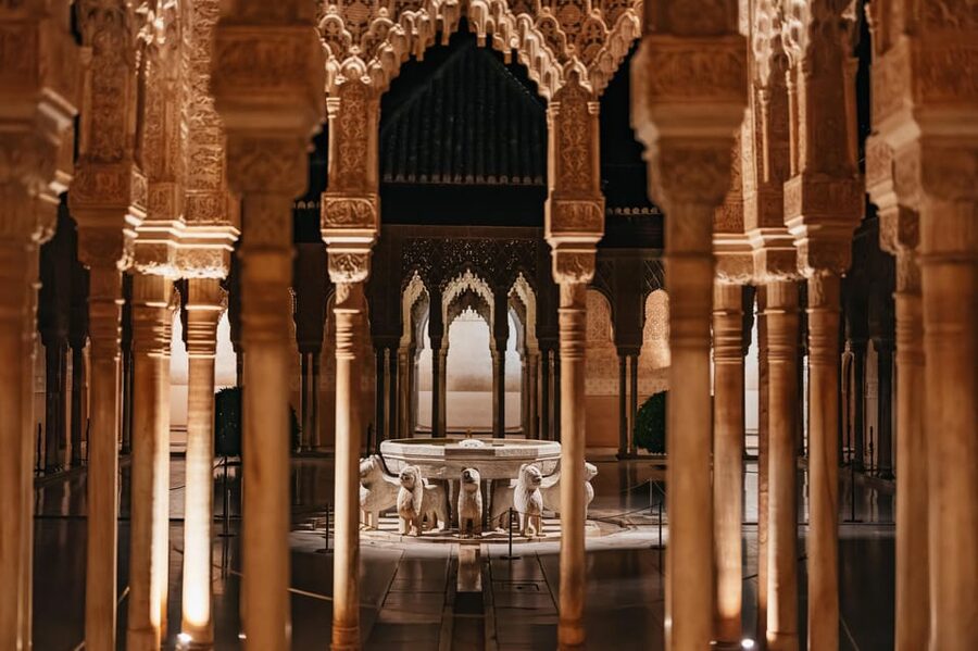 Granada: Alhambra and Nasrid Palaces Guided Tour at Night - The Palace of Charles V and its surprising courtyard