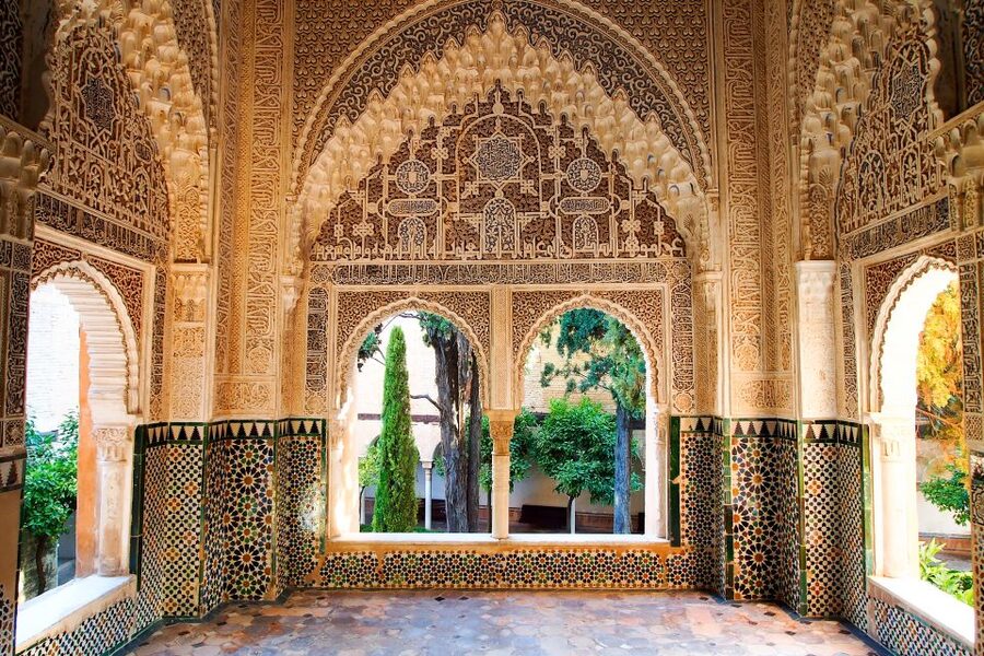 Granada: Alhambra and Nasrid Palaces Private Tour - Entering the Nasrid Palaces