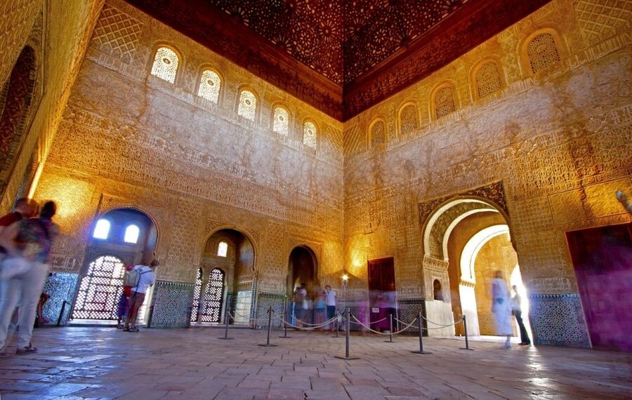 Granada: Alhambra and Nasrid Palaces Private Tour - Choosing a guide language and preparing well