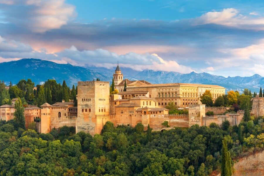 Granada: Alhambra and Nasrid Palaces Small Guided Tour - What the guides add to the visit