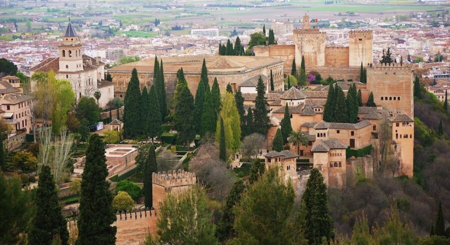 Granada: Alhambra and Nasrid Palaces Small Guided Tour - Timing, group size, and the three-hour pace