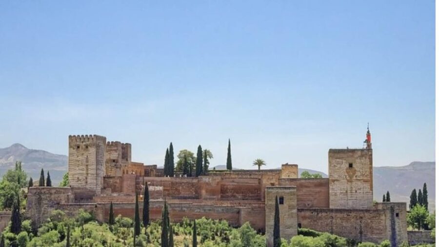 Granada: Alhambra and Nasrid Palaces Tour without Tickets - Why a guided Alhambra visit can be worth it