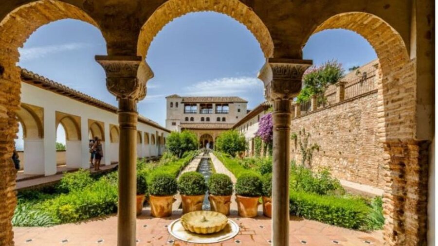 Granada: Alhambra and Nasrid Palaces Tour without Tickets - What the $29 fee really buys you