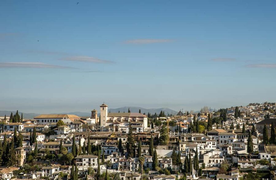 Granada: Alhambra, Cathedral, Royal Chapel and Albayzin tour - The guide element and what it adds