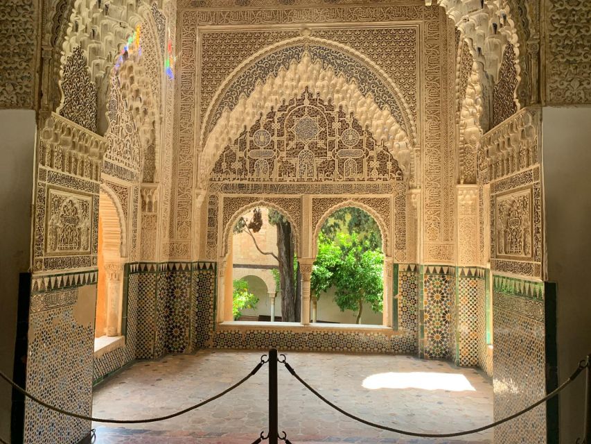 Granada: Alhambra Complex Guided Tour with Ticket - Meeting at the orange umbrella