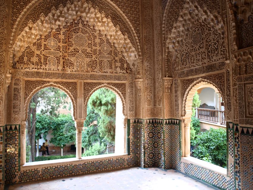 Granada: Alhambra Complex Guided Tour with Ticket - The Generalife gardens and royal retreat