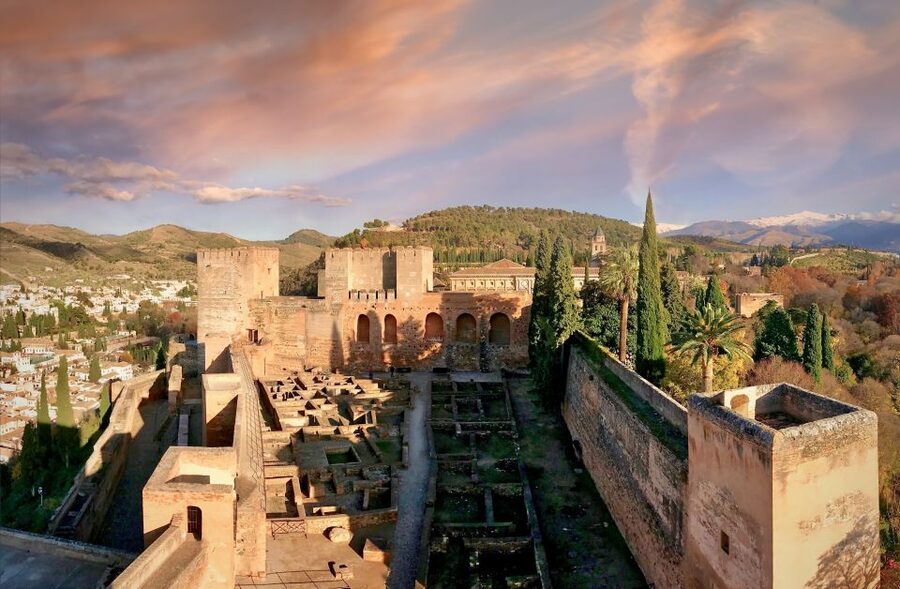 Granada: Alhambra Fast-Track Guided Tour - Why a guide helps at the Alhambra