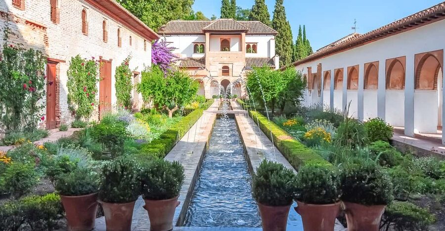 Granada: Alhambra Gardens and Generalife Ticket - Guided visit or self-guided wandering?