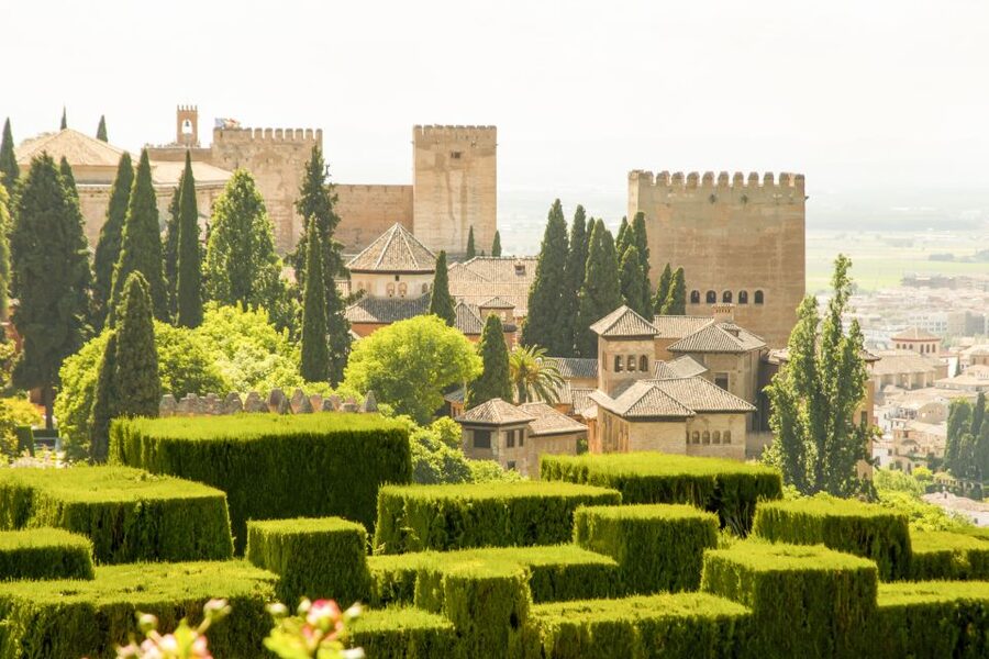 Granada: Alhambra Gardens, Generalife & Alcazaba Guided Tour - Starting with the Alcazaba fortress