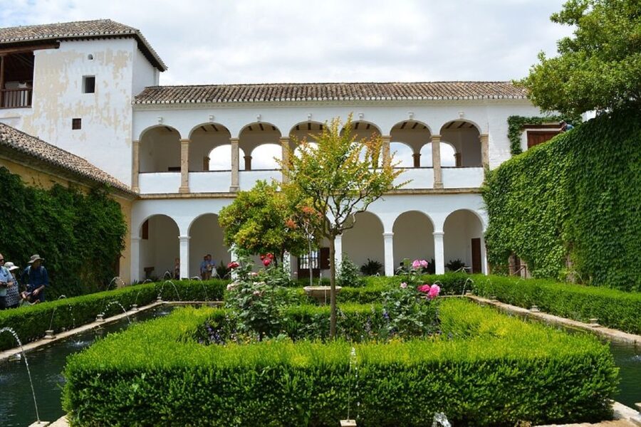 Granada: Alhambra Gardens, Generalife & Alcazaba Guided Tour - Learning from the guide instead of wandering alone