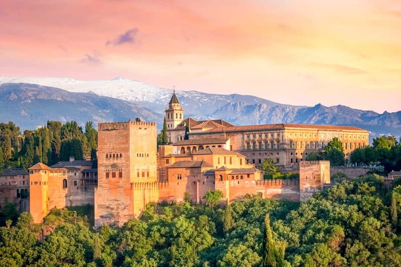 Granada: Alhambra & Gardens Tour w/Nasrid Palaces Option - How the guiding affects the experience