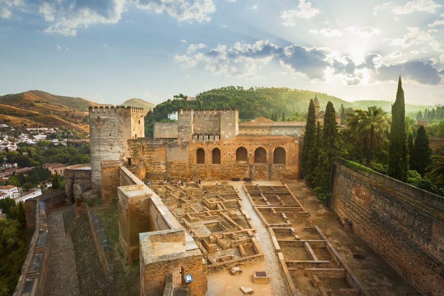 Granada: Alhambra, Generalife & Albaicin Private Tour - Guides, languages, and the private format