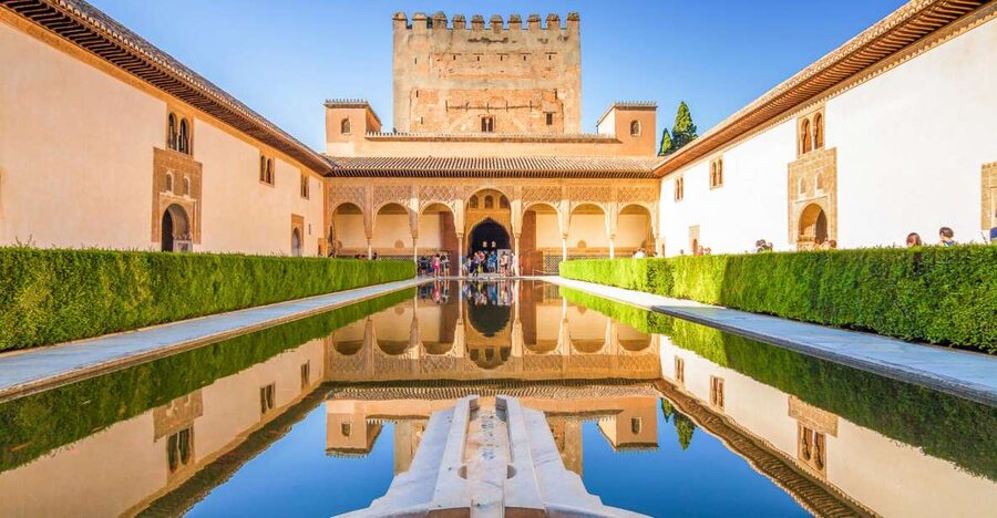 Granada: Alhambra, Generalife & Albaicin Private Tour - Paseo de los Tristes to Plaza Nueva