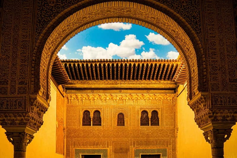 Granada: Alhambra, Generalife & Nasrid Palaces Guided Tour - Generalife Gardens and the royal retreat