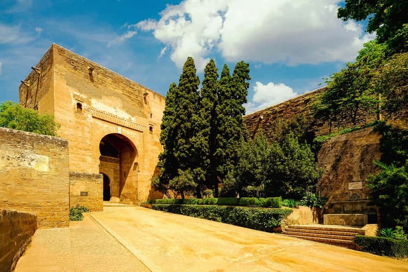 Granada: Alhambra, Generalife & Nasrid Palaces Guided Tour - Timing, group size, and physical demands
