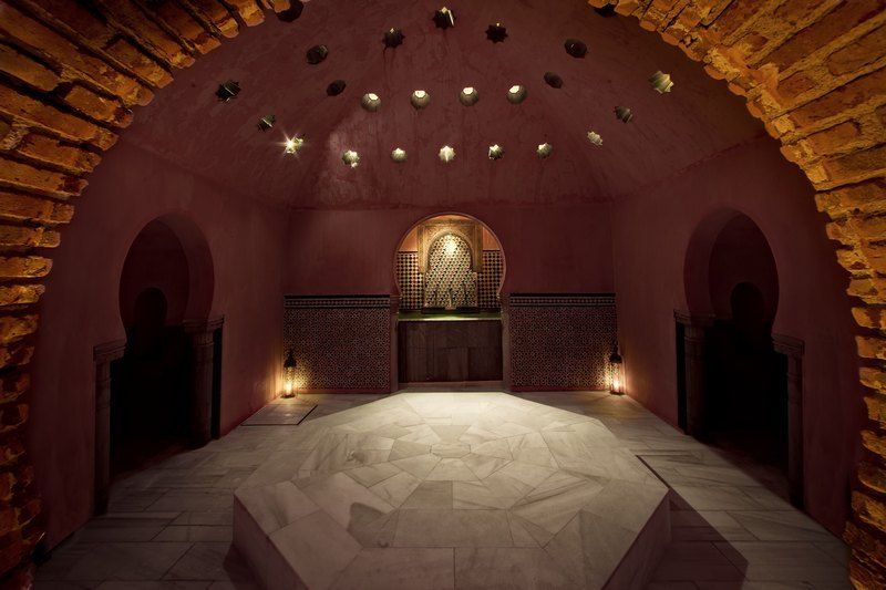 Granada: Alhambra Guided Tour and Arabian Bath and Massage - The Alhambra tour, from palace to fortress