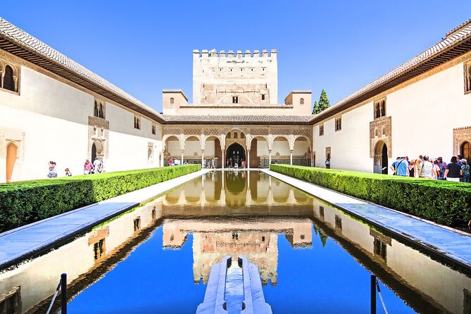 Granada: Alhambra Guided Tour including Nasrid Palaces - Generalife Gardens: a calm start to the visit
